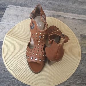 Marc Fisher NEW Tan studded 4” heeled sandals size 9
